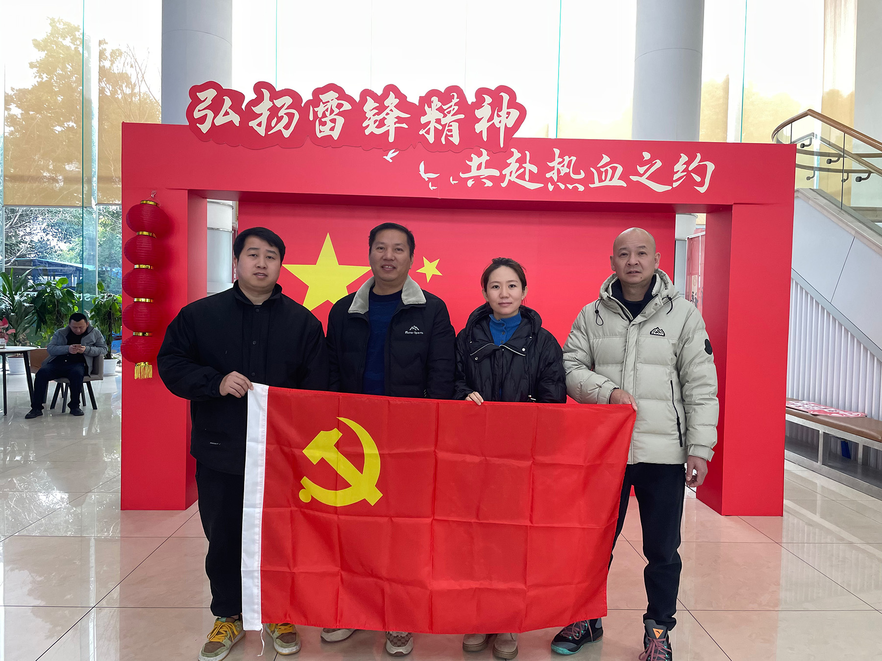 弘揚(yáng)雷鋒精神 熱血傳遞愛心